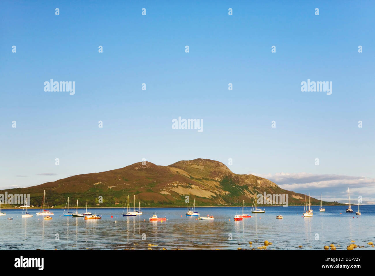 Barche nella baia di Lamlash davanti a Isola Santa, Isle of Arran, Scotland, Regno Unito, Europa Foto Stock