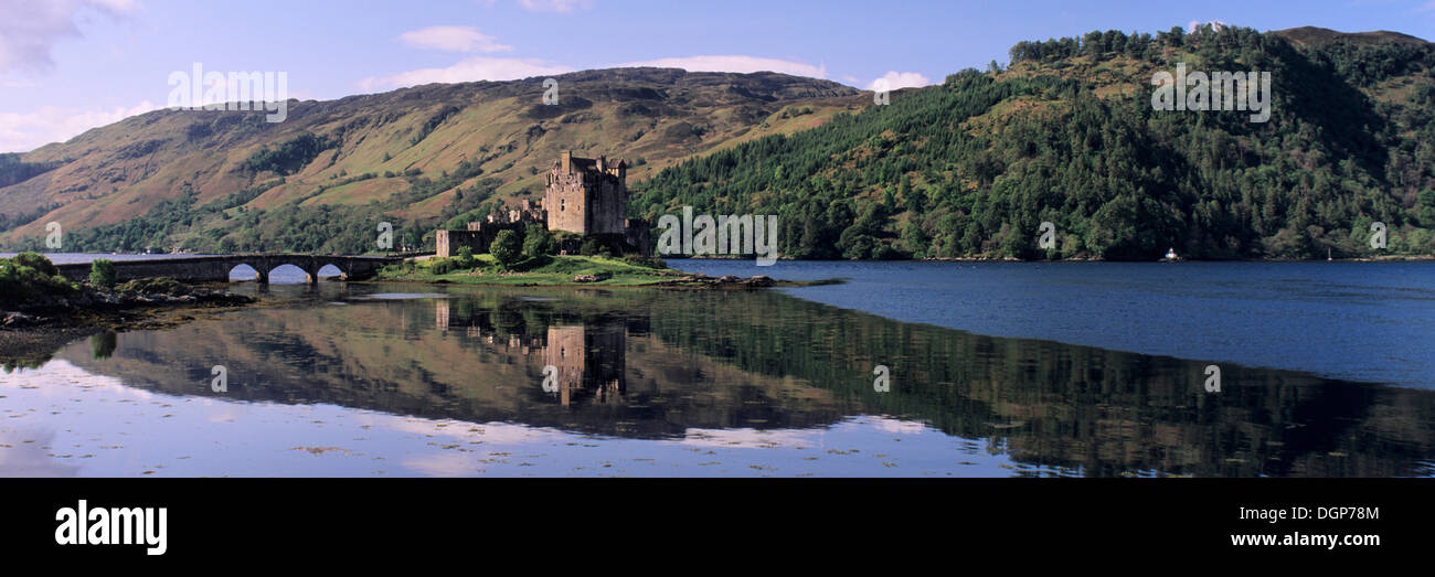 Eilean Donan Castle vicino a Dornie, Western Ross, Loch Alsh, Highlands, Scotland, Regno Unito, Europa Foto Stock