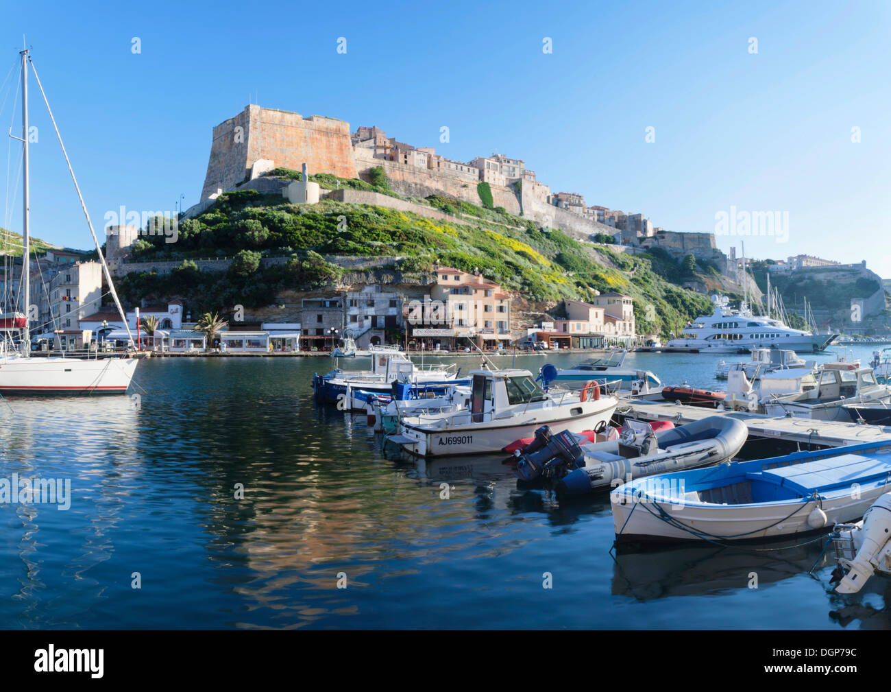 La porta e la cittadella, Bonifacio, Bocche di Bonifacio, Corsica, Francia, Europa Foto Stock