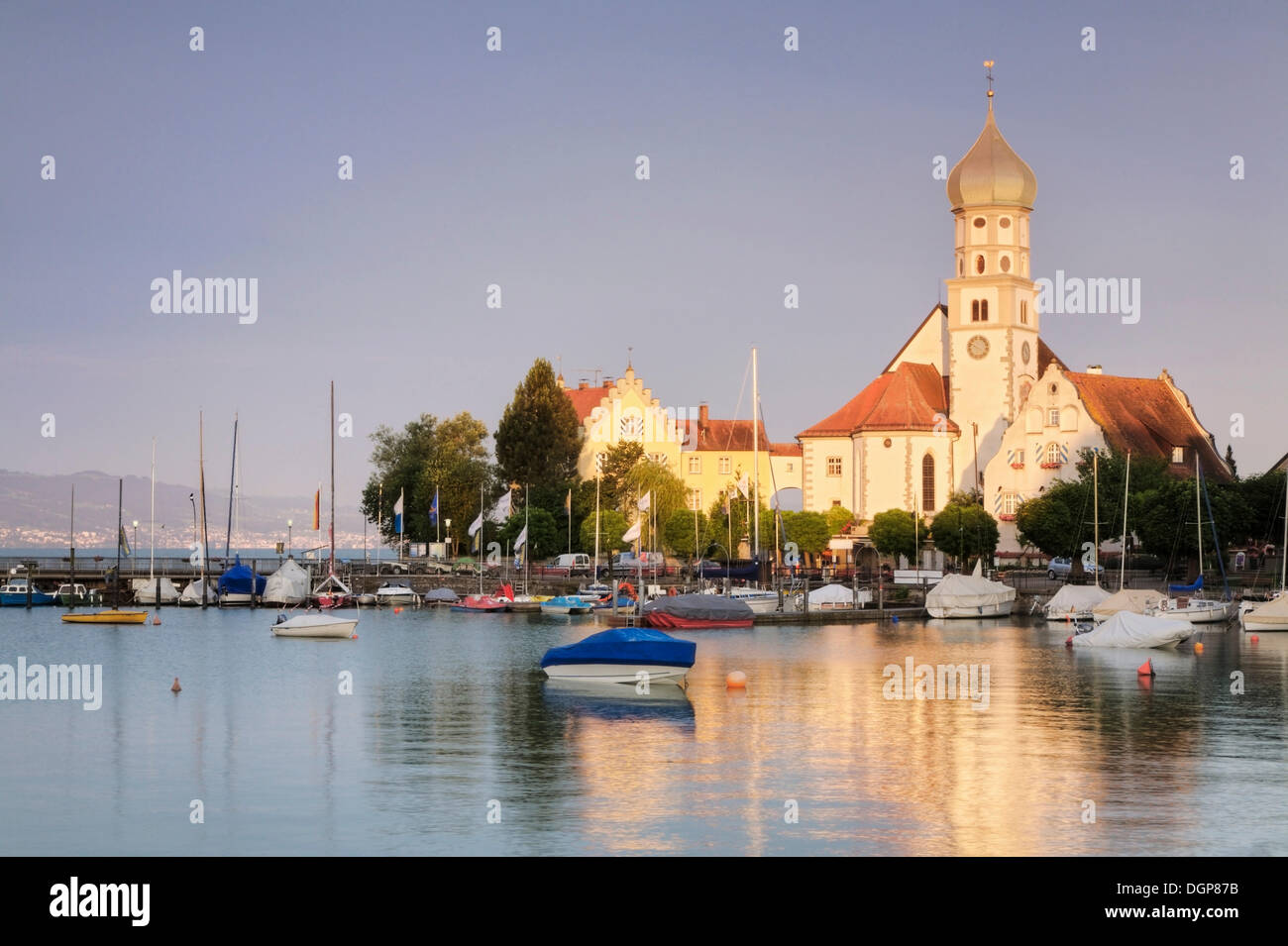 Chiesa barocca sulla penisola di Wasserburg nella prima luce del mattino, il lago di Costanza, Bavaria Foto Stock