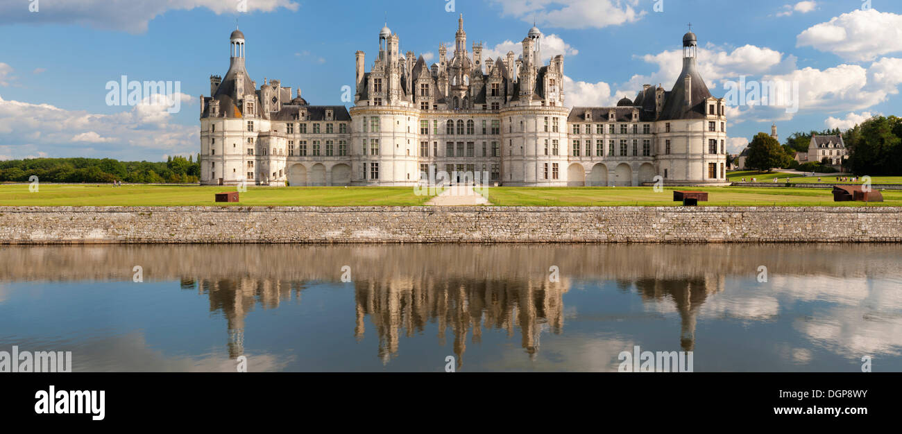 Facciata nord con fossato, Château de castello di Chambord, Chambord, dipartimento Loir-et-Cher, Regione centrale, Francia, Europa Foto Stock