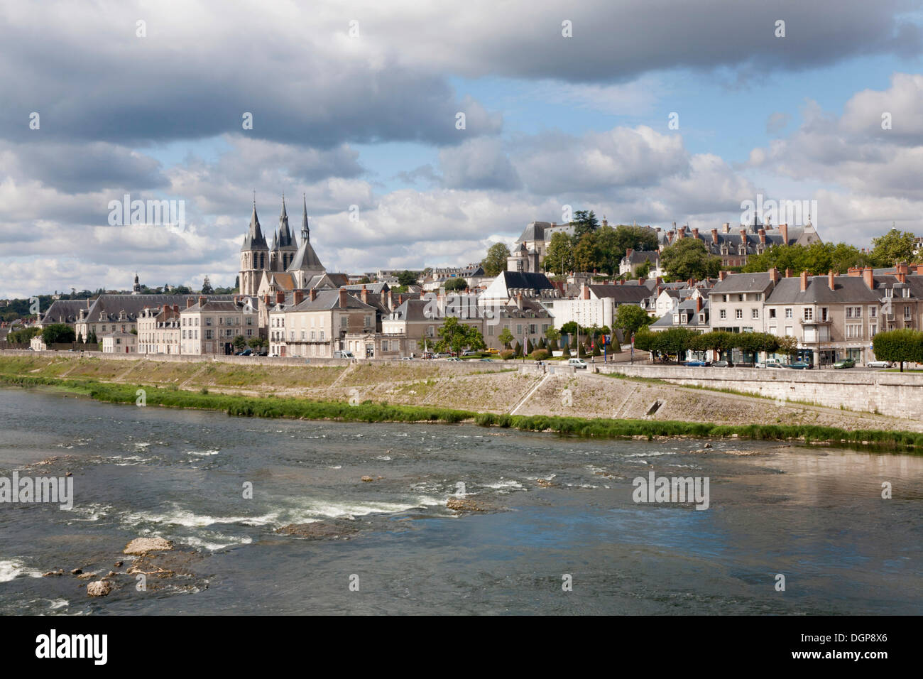 Città vista sulla Loira con il ponte e il Saint Nicolas churc, Blois, dipartimento Loir-et-Cher, Regione centrale, Francia, Europa Foto Stock