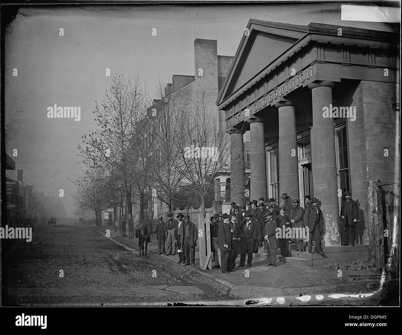 Una vista sulla strada di Alexandria, Virginia, che mostra il paesaggio urbano e l'architettura storica di questa città degli Stati Uniti. Foto Stock