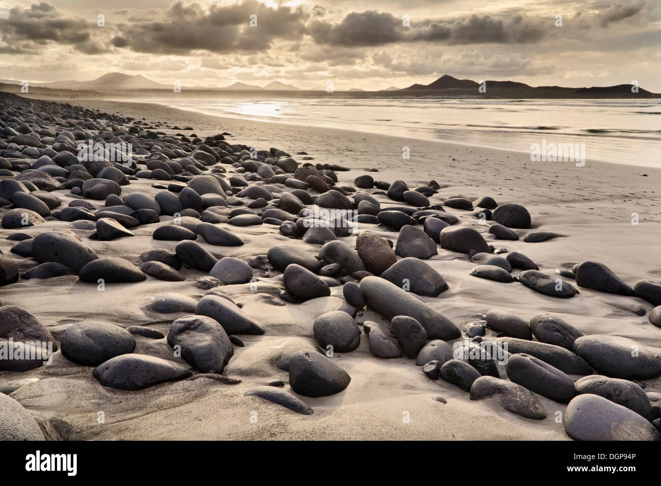Pietre e rocce levigate dal mare alla spiaggia di Famara, Lanzarote, Isole Canarie, Spagna, Europa Foto Stock