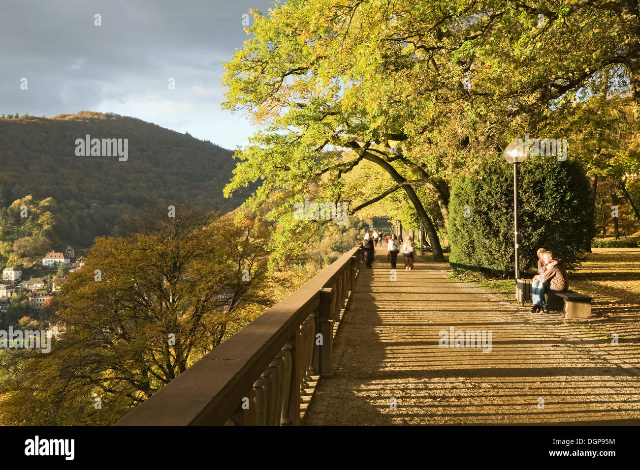 Walkers nel Schlosspark, nei giardini del palazzo, Heidelberg, Baden-Wuerttemberg Foto Stock