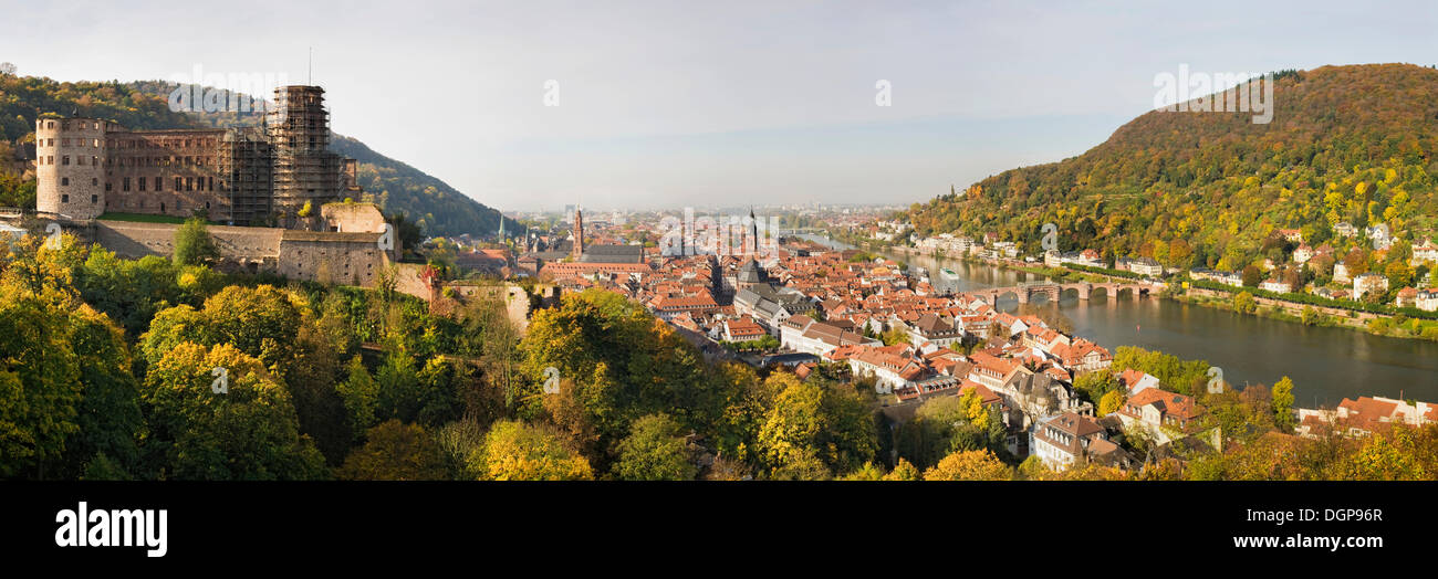 Viste panoramiche da Heidelberg Castle Gardens attraverso la città vecchia e le rovine del castello di Heidelberg, Baden-Wuerttemberg Foto Stock