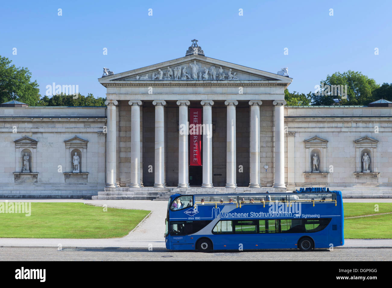 Bus per Monaco di Baviera tour della città di fronte al Museo Glyptothek, Monaco di Baviera, Baviera, Baviera Foto Stock