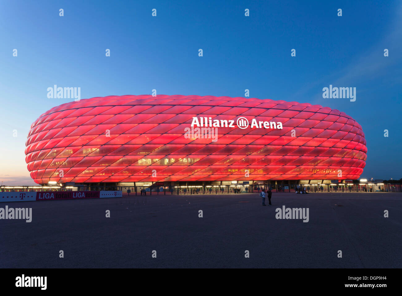 Allianz Arena, illuminato, Monaco di Baviera, Baviera, Baviera Foto Stock