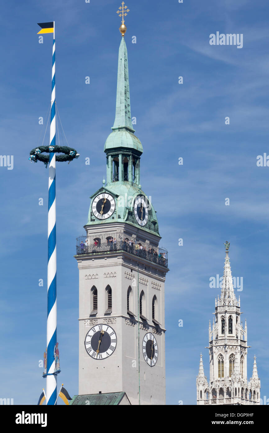 Maypole al Viktualienmarkt mercati, il campanile della chiesa di San Pietro e il Vecchio Municipio, Monaco di Baviera, Baviera, Baviera Foto Stock