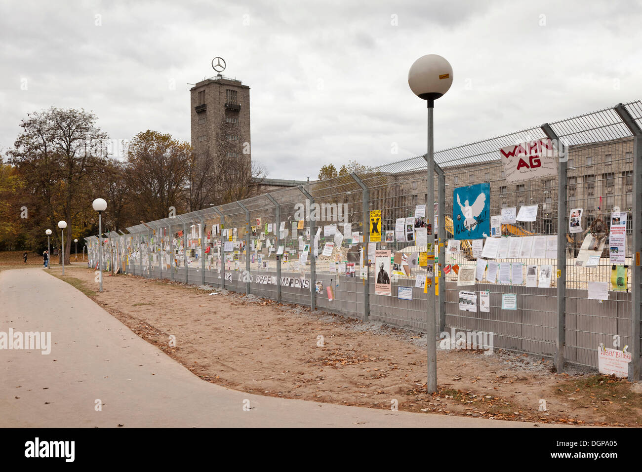 Manifesti di protesta contro la Stuttgart 21 progetto ferroviario su una recinzione del sito dietro la stazione ferroviaria principale, Schlossgarten Foto Stock