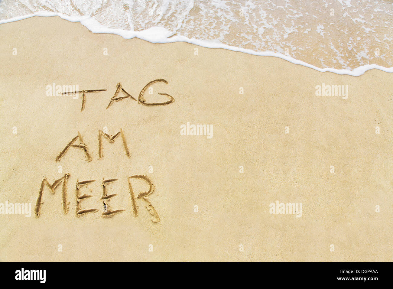 Tag am Meer, Tedesco per giornata di mare, scritto di sabbia su una spiaggia, Lanzarote, Isole Canarie, Spagna, Europa Foto Stock
