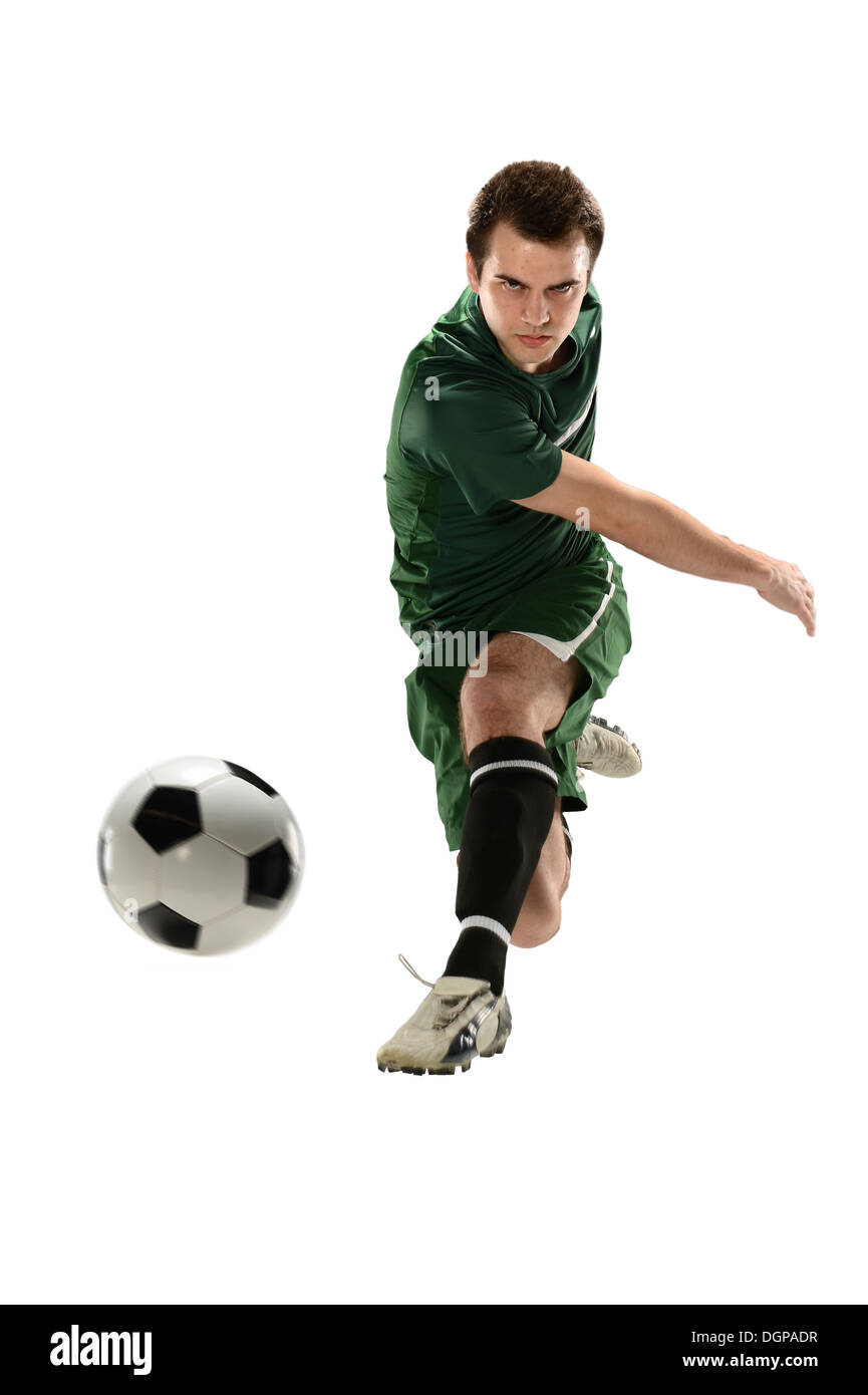 Giocatore di calcio calci palla isolate su sfondo bianco Foto Stock