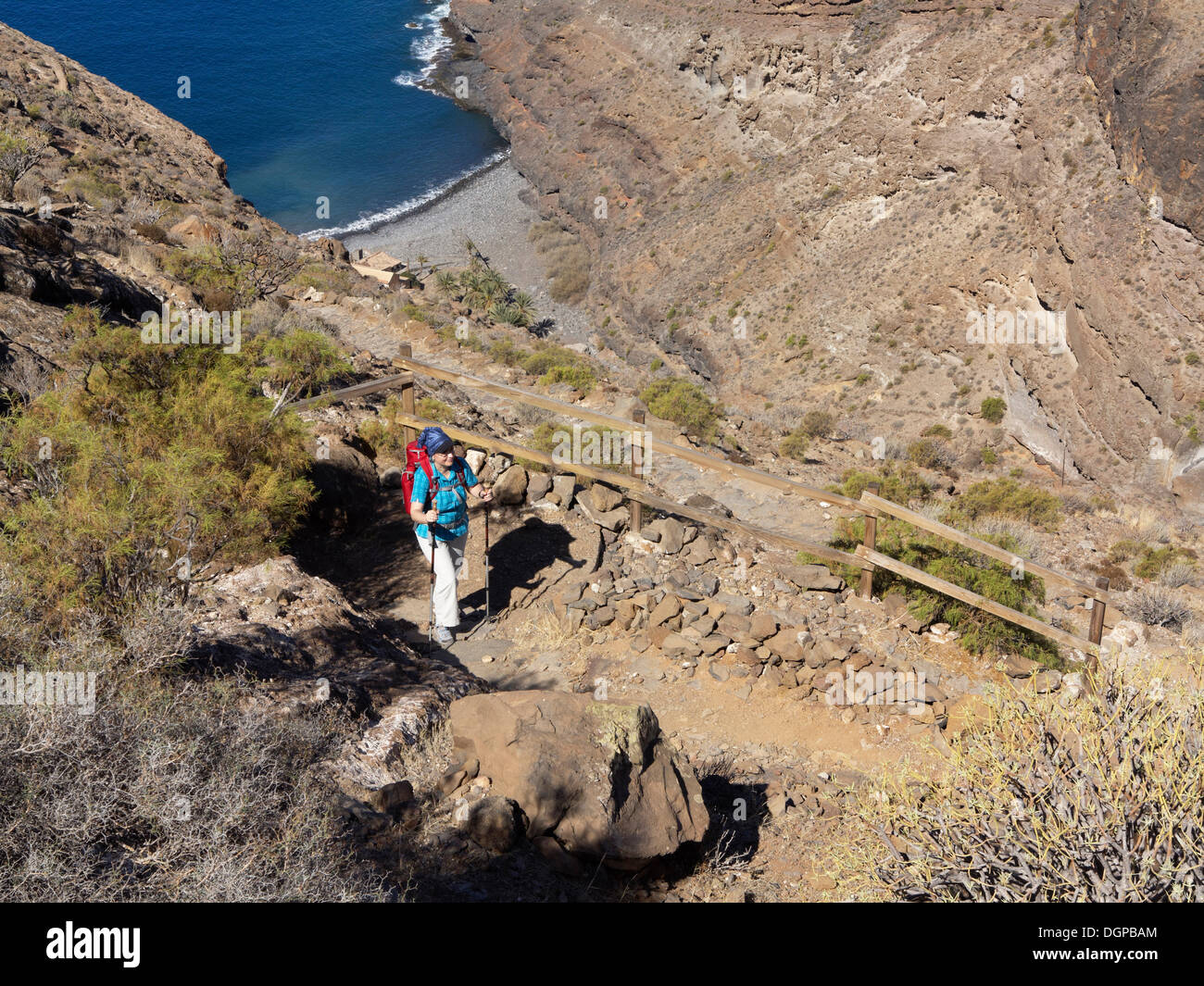 Escursionista femmina, Sendero Quise trail, La Cantera al di sotto, Alajeró, La Gomera, isole Canarie, Spagna, Europa Foto Stock