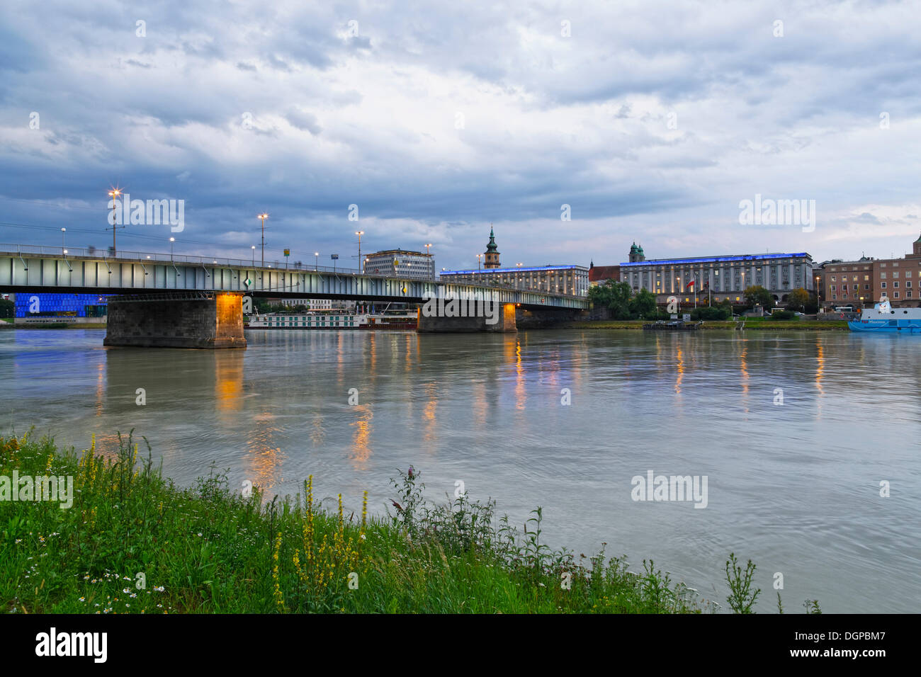 Nibelungenbruecke ponte che attraversa il fiume Danubio, Linz, Austria superiore, Austria, Europa Foto Stock