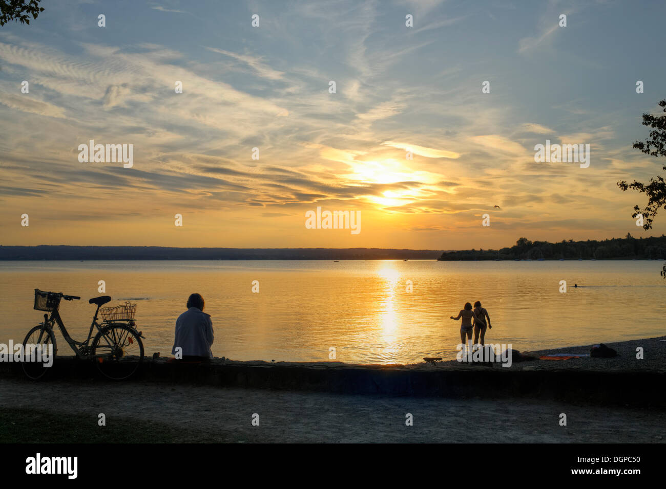 Tramonto al Lago Ammersee, Herrsching am Ammersee, Fuenfseenland regione, Alta Baviera, Baviera, PublicGround Foto Stock