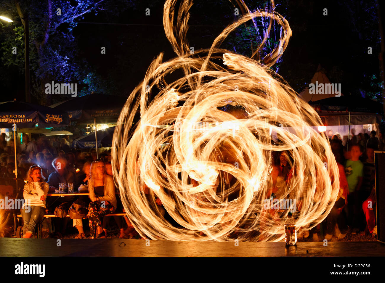 Spettacolo di fuoco durante la notte di mercato festival, Herrsching am Ammersee, Fuenfseenland regione, Alta Baviera, Baviera Foto Stock