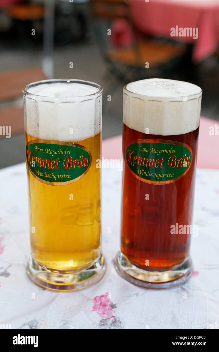 Bicchieri da birra da Kemmet Braeu, Gasthof Kemmetmueller inn, Windischgarsten, Pyhrn-Priel regione, noto anche come Pyhrn-Eisenwurzen Foto Stock