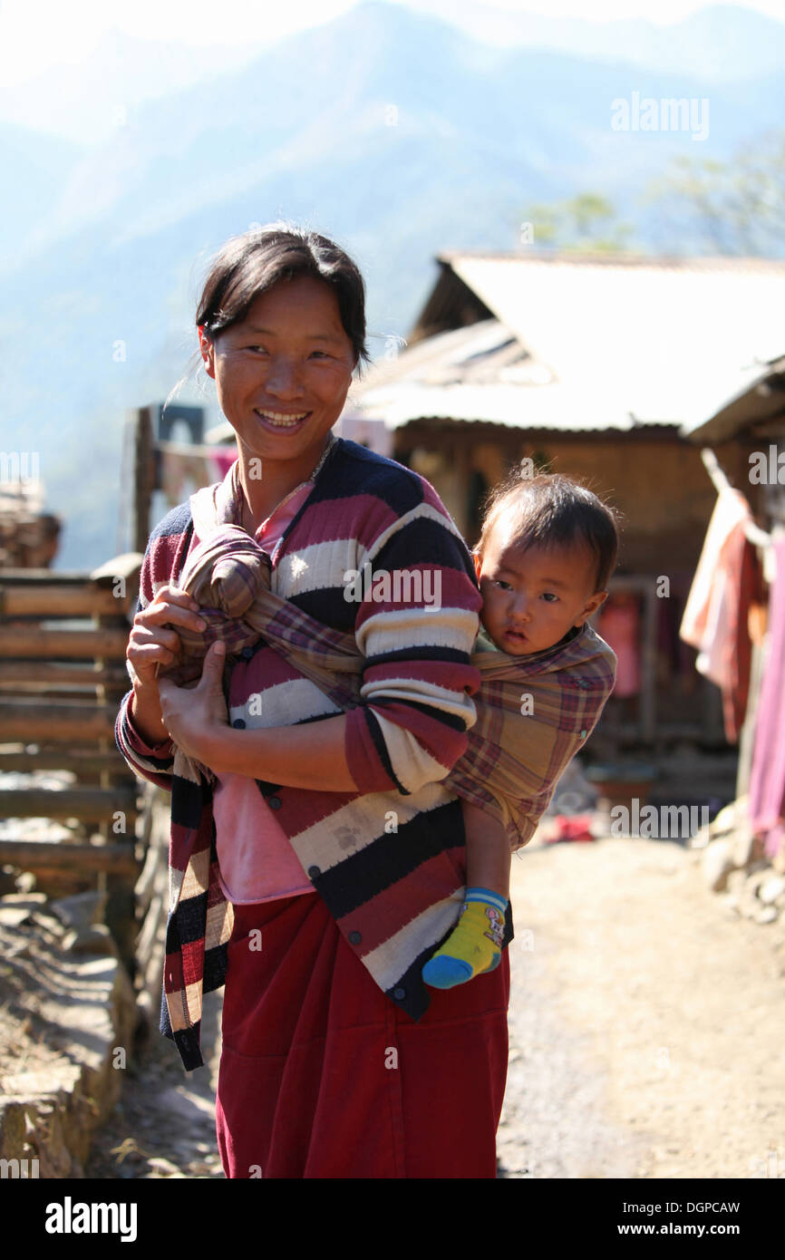 La madre e il bambino, villaggio Mimo, Nagaland, India. Foto Stock
