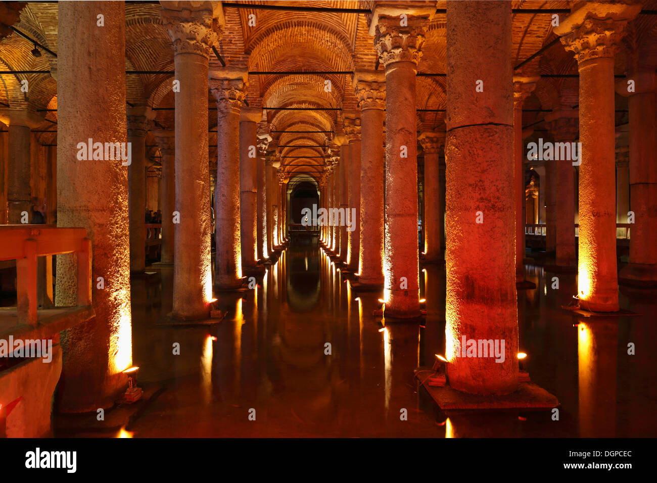 Yerebatan Cisterna Basilica Cisterna o Yerebatan Sarnici, Sultanahmet, Istanbul, parte europea, Turchia, Europa Foto Stock