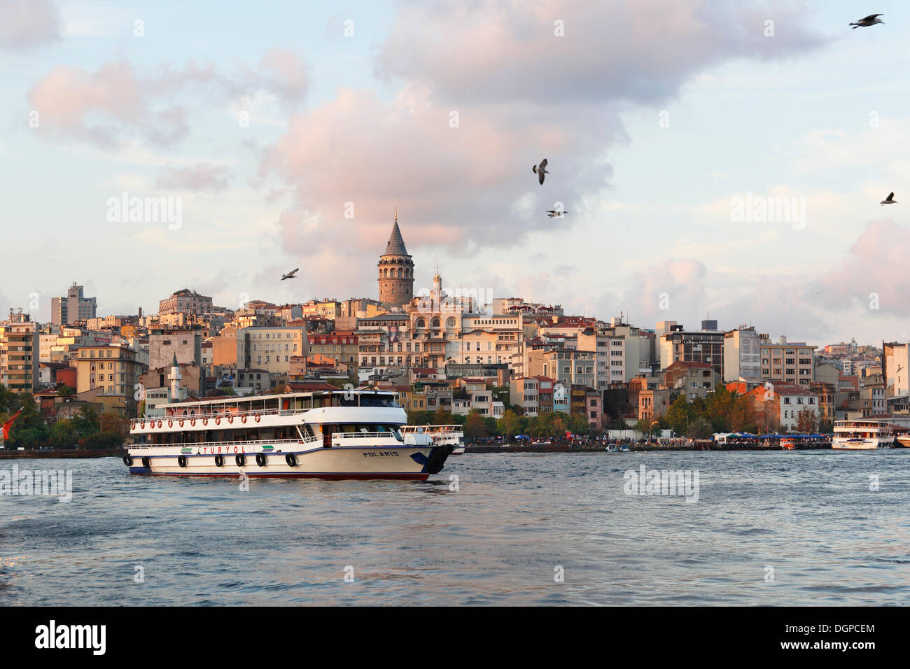 Traghetto, Golden Horn, con i distretti di Karakoy e Beyoglu, Torre Galata, Istanbul, parte europea, Turchia, Europa Foto Stock