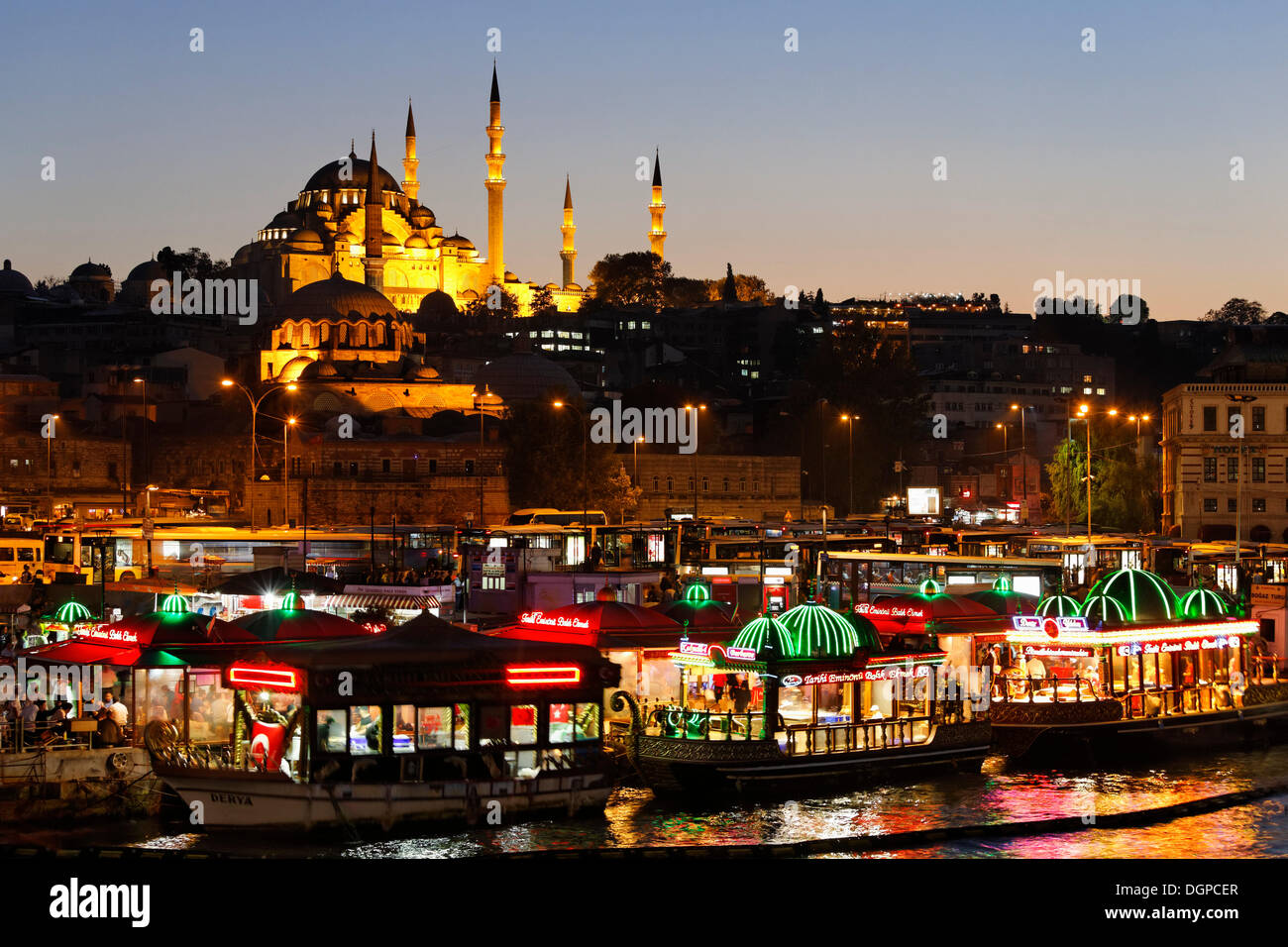 Navi la vendita di pesce fritto, Golden Horn, Eminönü quartiere, la Moschea Süleymaniye, Istanbul, parte europea, Turchia, Europa Foto Stock