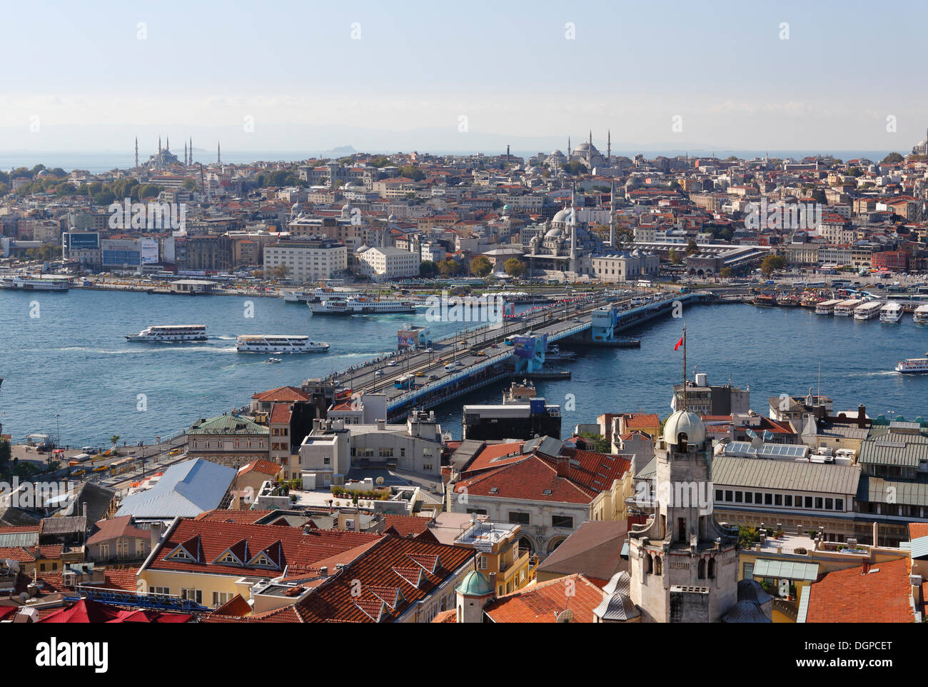 Il Ponte di Galata, Golden Horn, Moschea blu a sinistra, nella zona di Sultanahmet, vista dalla Torre di Galata, Istanbul, parte europea, Turchia, Europa Foto Stock