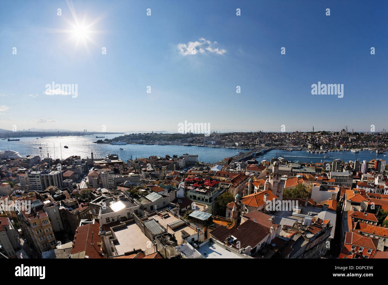 Vista dalla Torre di Galata attraverso il quartiere di Beyoglu, sul Bosforo e il Corno d'oro, e il Ponte di Galata Sultanahmet sul retro Foto Stock