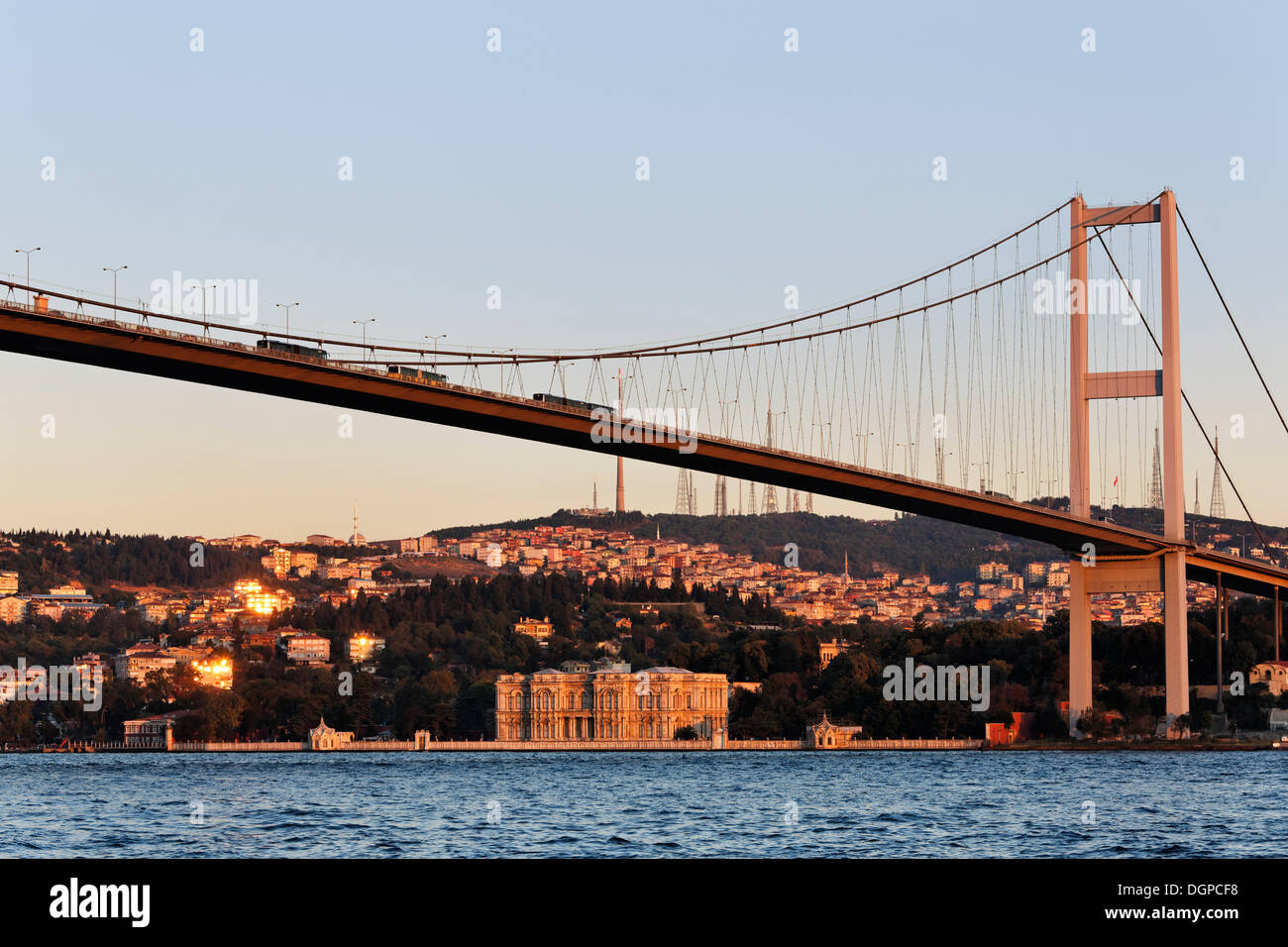 Ponte sul Bosforo con il Palazzo Beylerbeyi, Beylerbeyi Sarayi, sulla sponda asiatica, Istanbul, Turchia, Europa, Asia Foto Stock