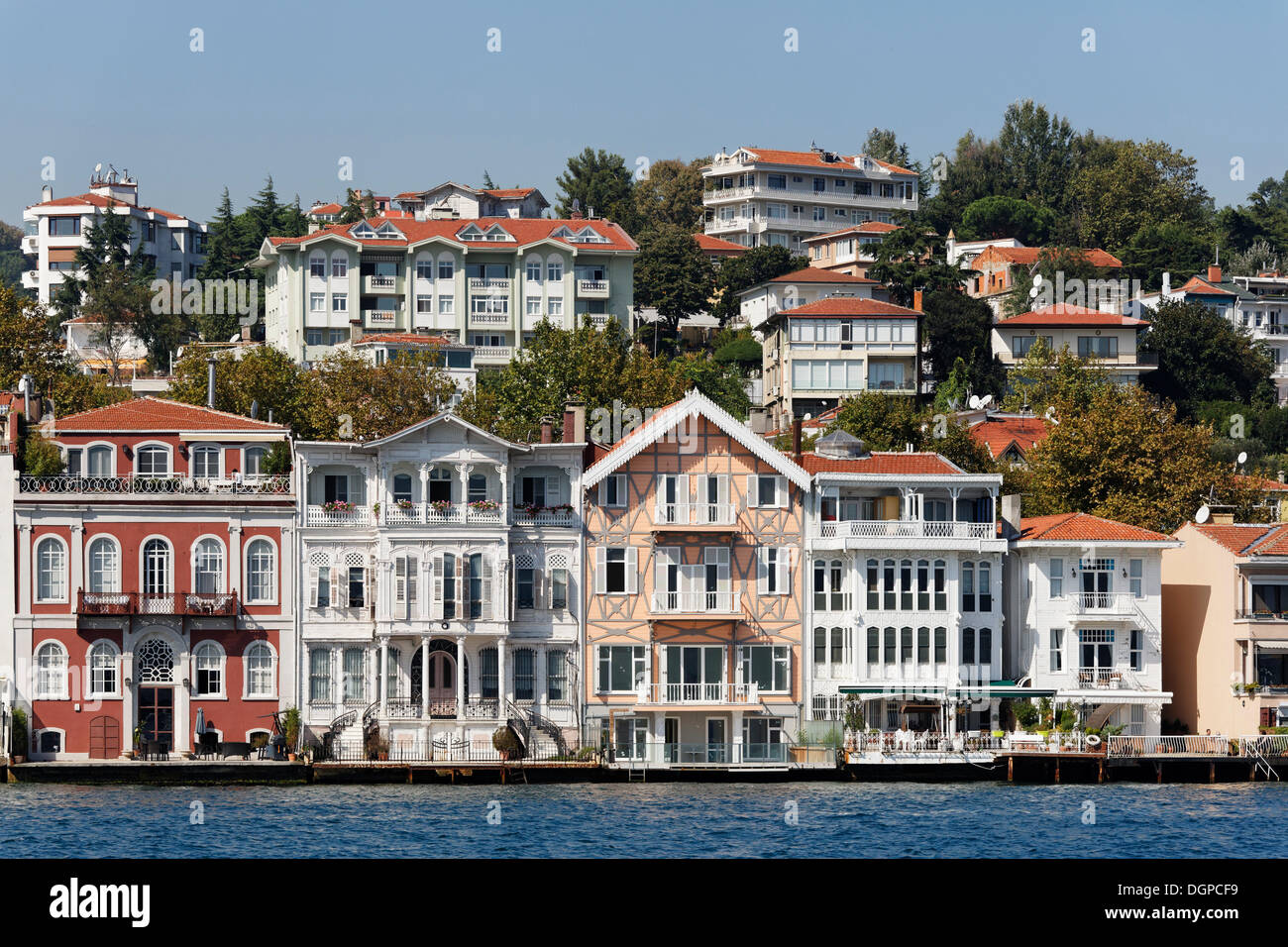 Waterfront Yalis, ville, sul Bosforo, in Yeniköy, Istanbul, Turchia, Europa Foto Stock