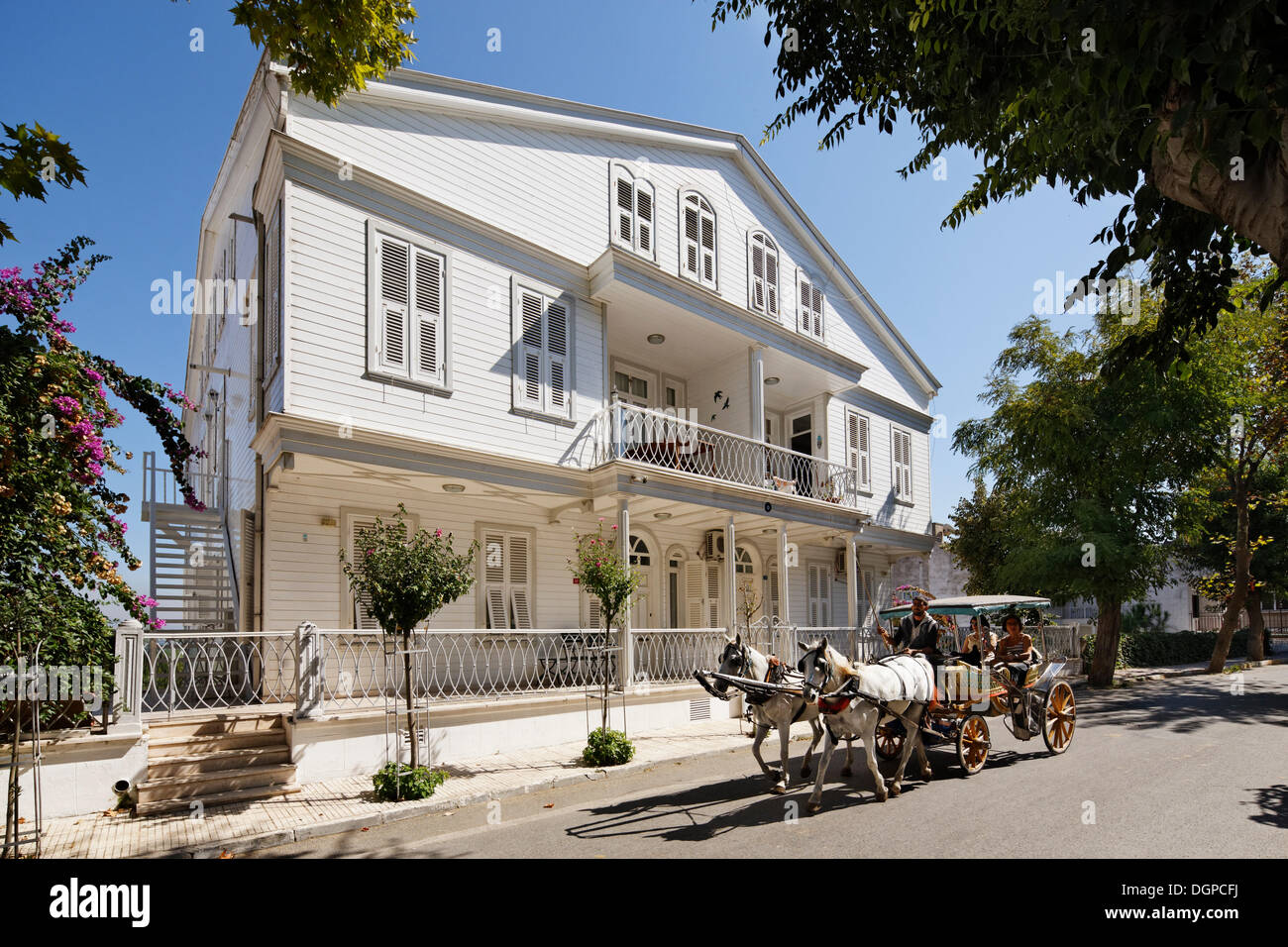 Carrozza a cavalli davanti a un palazzo di legno, Büyükada, sulle Isole dei Principi, Adalar, regione di Marmara, Istanbul, Turchia, Asia Foto Stock