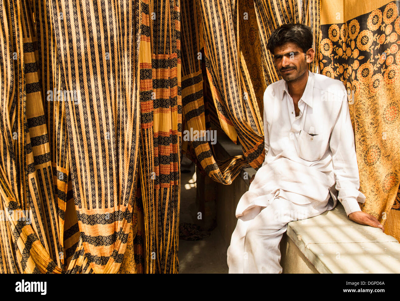 India Rajasthan, Jodhpur, uomo seduto sul banco vicino alla fabbrica di tintura Foto Stock