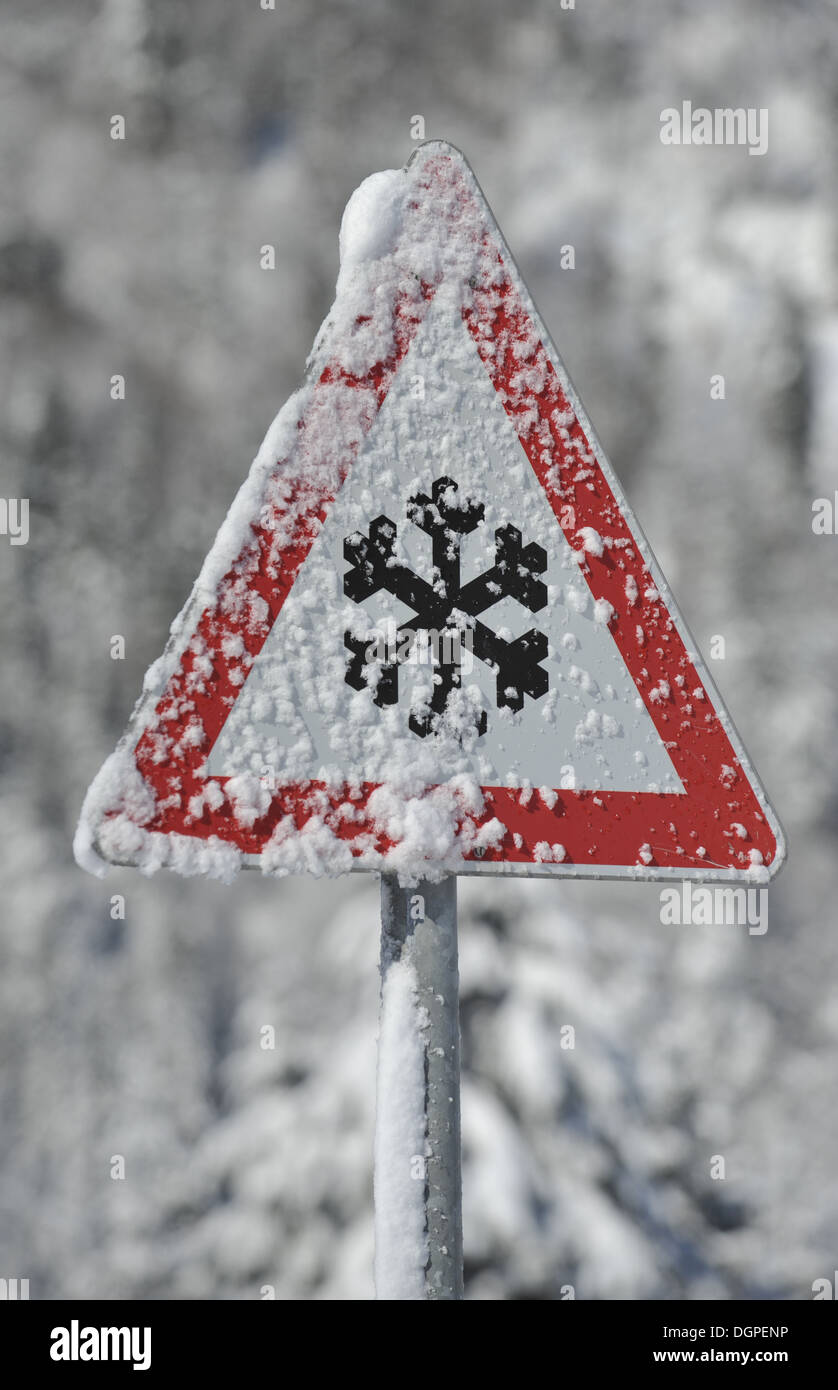 Segnale di avvertimento per la neve e il ghiaccio sulla strada Foto Stock