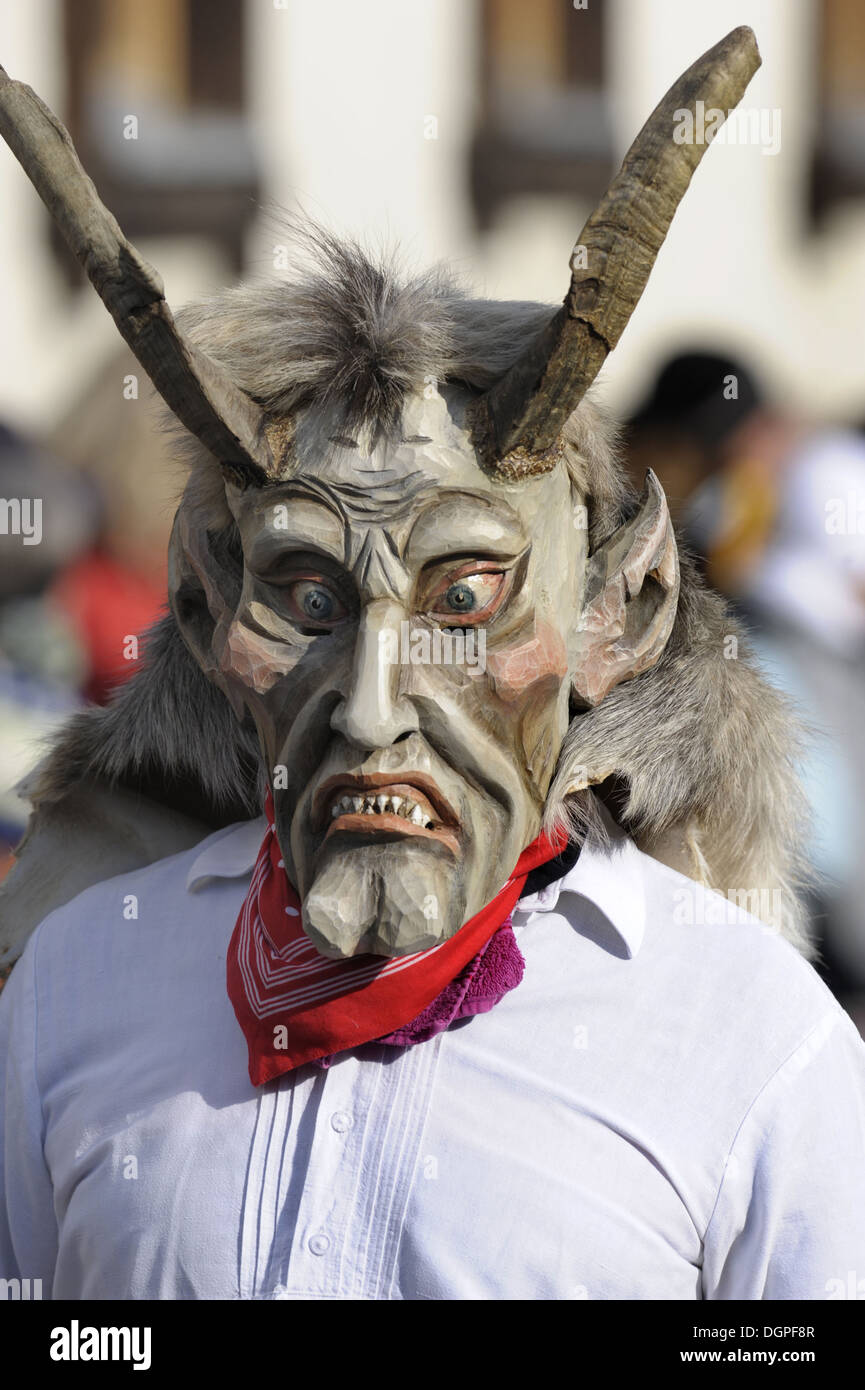 Storica maschera in legno a carnevale in Baviera Foto Stock