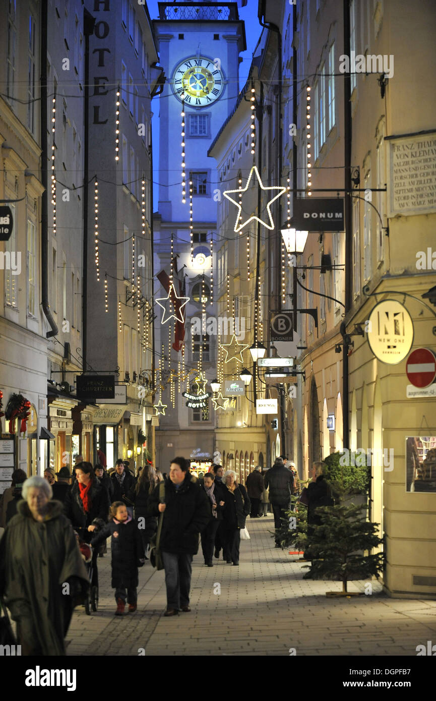 Shopping di Natale Street nella città di Salisburgo Foto Stock