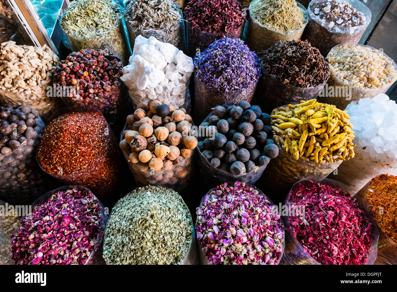 Le spezie e le erbe per la vendita al souk delle spezie in Deira Dubai Emirati Arabi Uniti Foto Stock