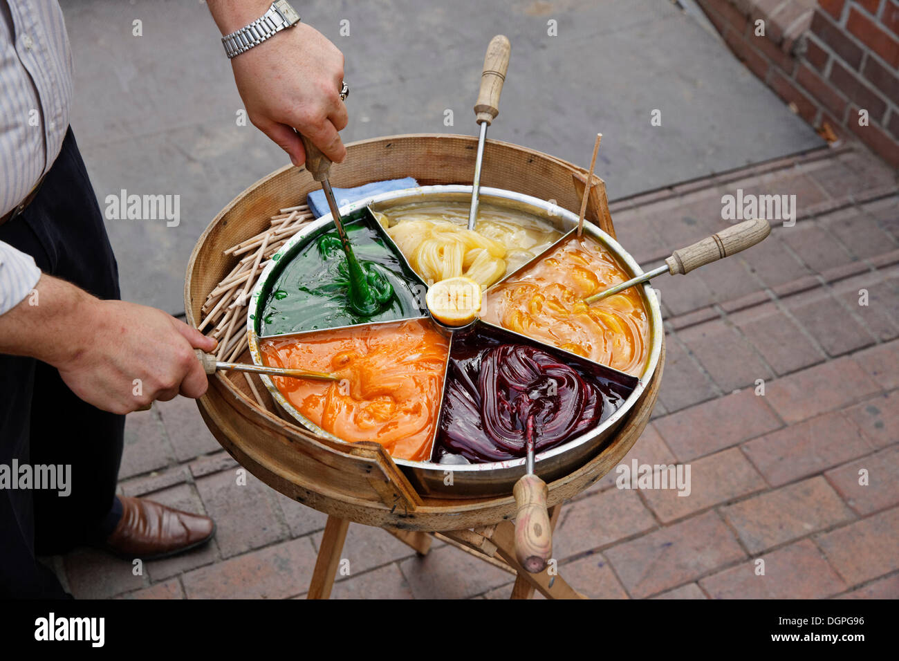 Dolci tradizionali su un bastone di legno venduto da un venditore ambulante, Sultanahmet Historic District, Istanbul, Turchia, Europa Foto Stock