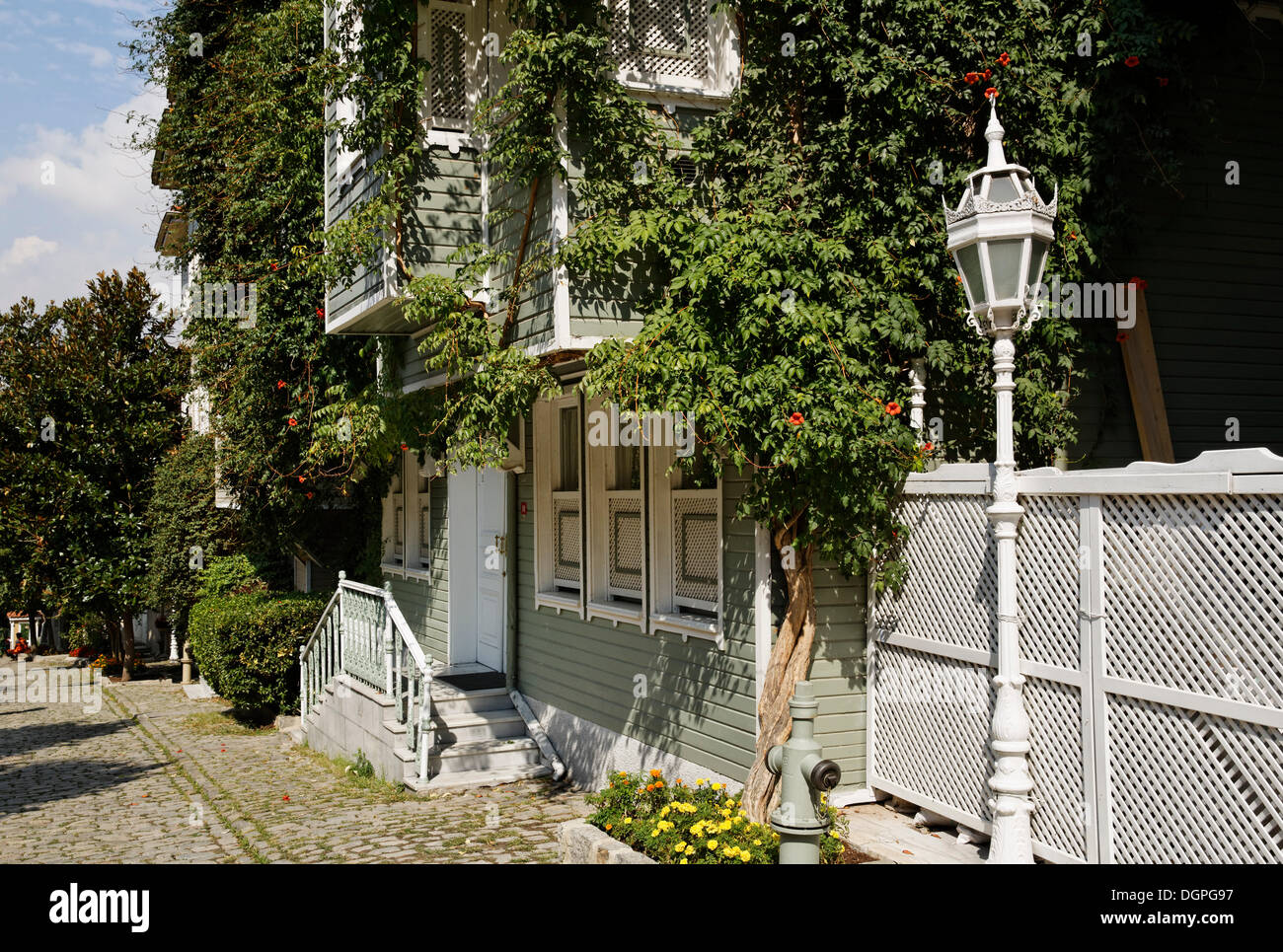 Tradizionali case di legno, Sogukcesme Sokak, Sultanahmet Historic District, Istanbul, Turchia, Europa PublicGround Foto Stock