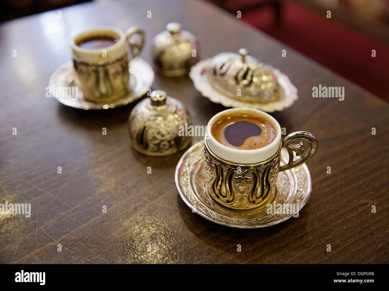Mocha, caffè turco in tradizionali coppe d'oro, la città vecchia di Sultanahmet, Istanbul, Turchia, Europa Foto Stock