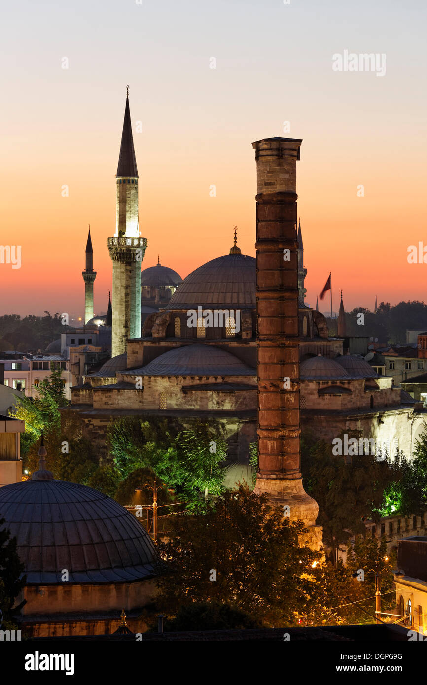 Atik Ali Pasha moschea e la Colonna di Costantino, Cemberlitas, Istanbul, Turchia, Europa Foto Stock