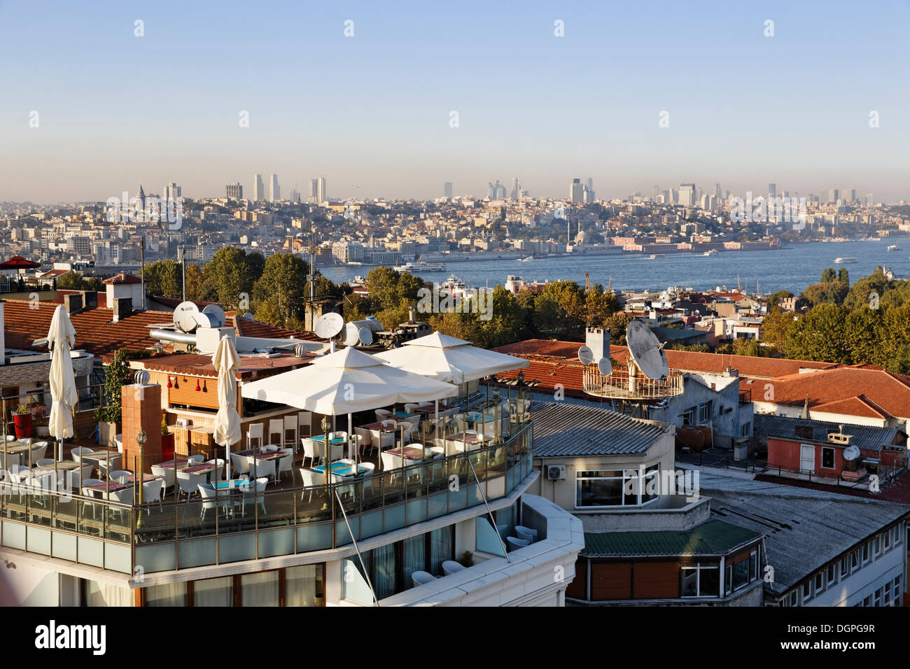 Terrazza sul tetto di Arden City Hotel nella città vecchia di Sultanahmet, Golden Horn, Beyoglu e Beiktas nella parte posteriore, Istanbul, Turchia Foto Stock