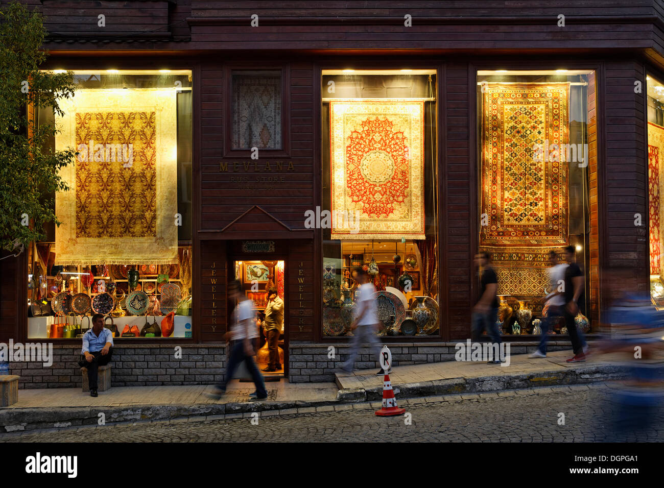 Mevlana Rug Store, la vendita di tappeti e artigianato, la città vecchia di Sultanahmet, Istanbul, Turchia, Europa Foto Stock