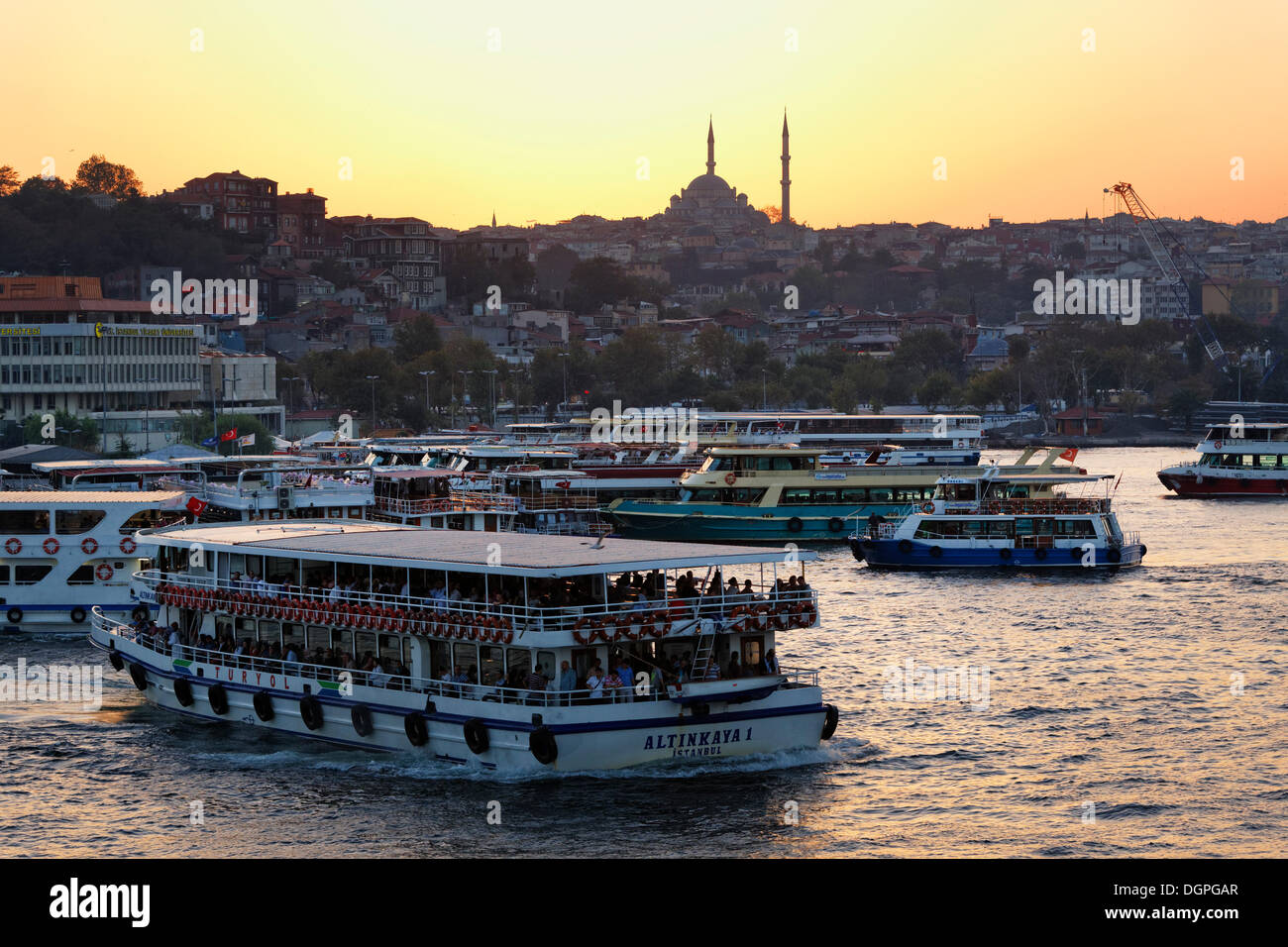 La Moschea Fatih, Eminönü al porto dei traghetti, Golden Horn, Istanbul, parte europea, Turchia, Europa PublicGround Foto Stock