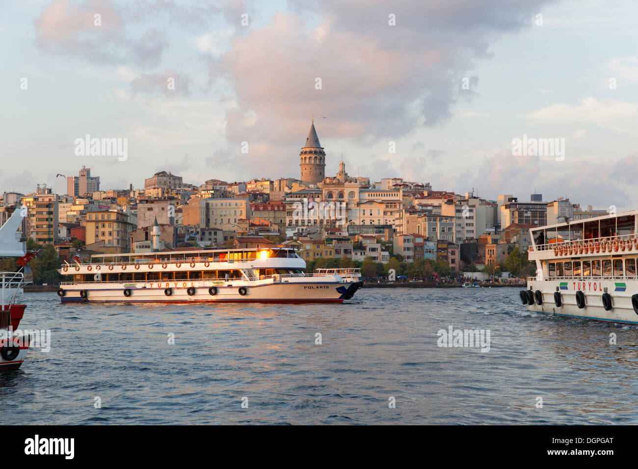 Traghetto, Golden Horn con i distretti di Karaköy e Beyoglu, Torre Galata, Istanbul, parte europea, Turchia, Europa Foto Stock