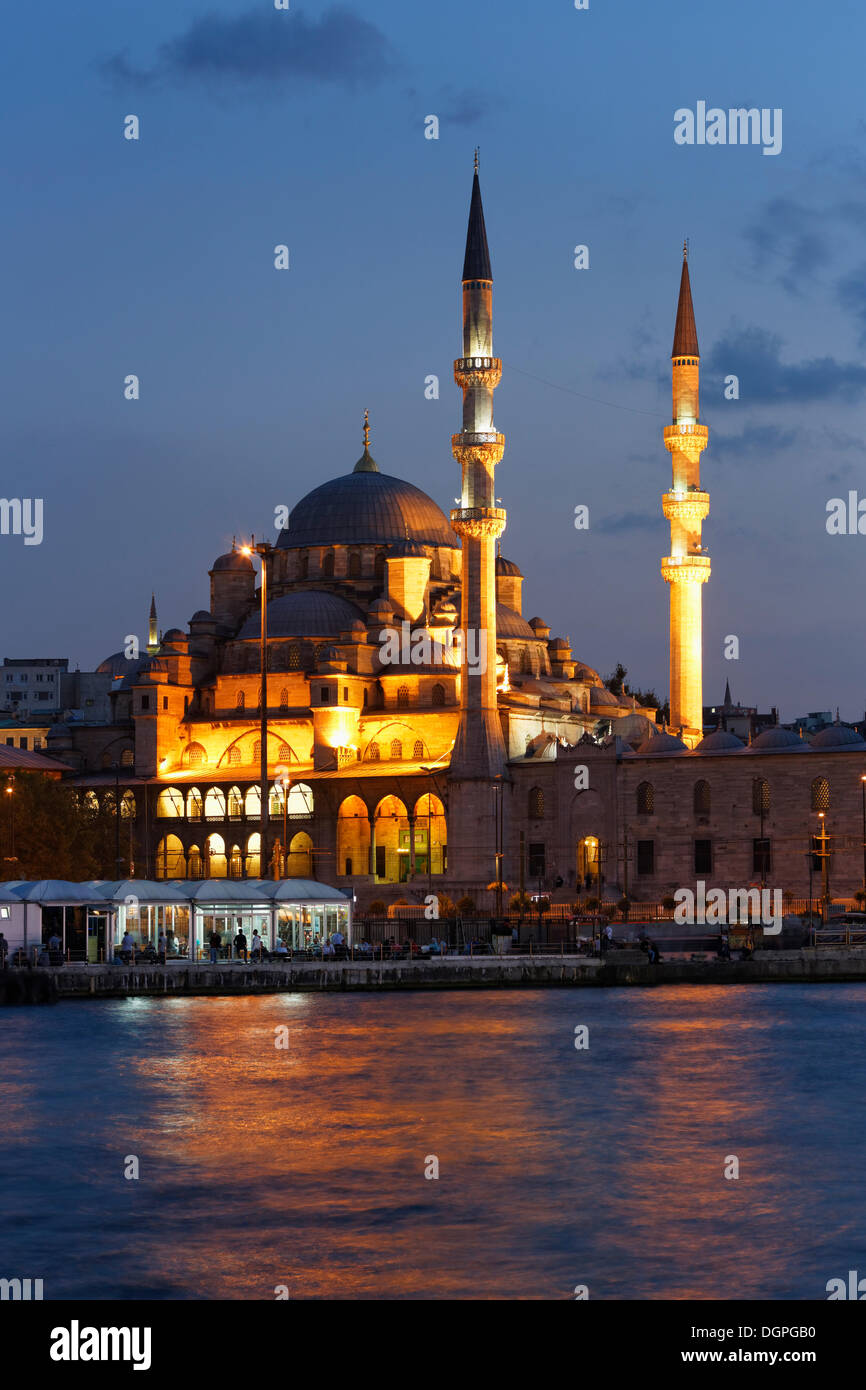 Nuova Moschea, Yeni Cami, Golden Horn, Eminönü, Istanbul, parte europea, Turchia, Europa PublicGround Foto Stock