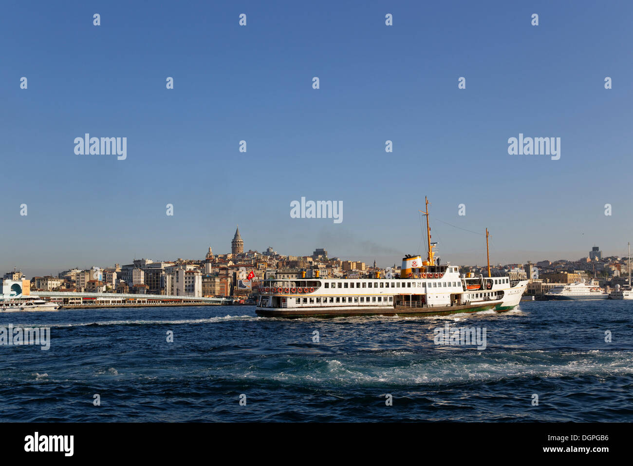 Traghetto, Golden Horn, Torre Galata in Beyoglu, Ponte Galata, Istanbul, parte europea, Turchia, Europa Foto Stock