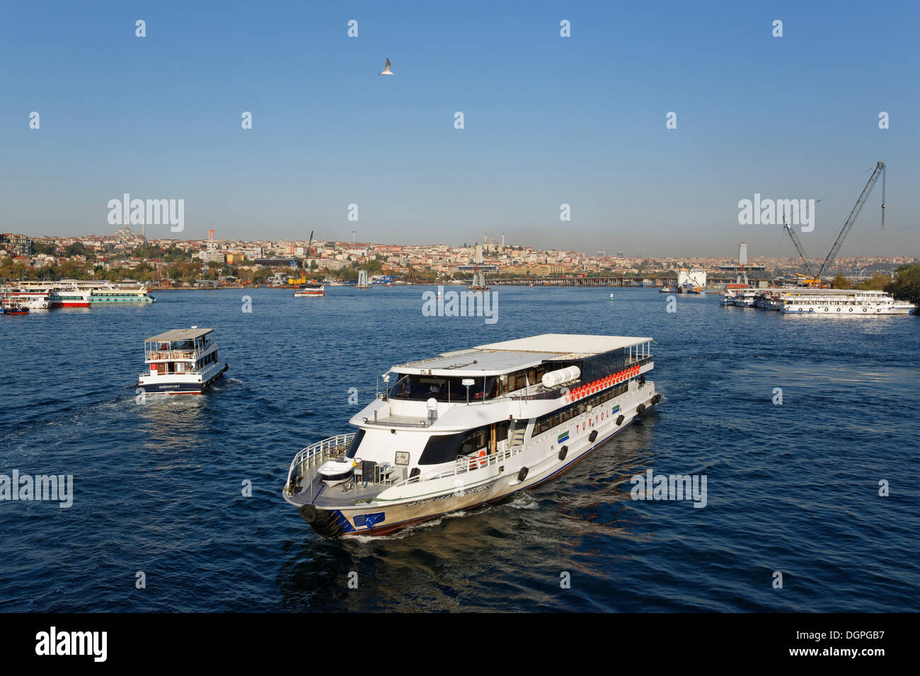 Traghetto, Golden Horn, vista dal Ponte di Galata verso Fatih, Istanbul, parte europea, Turchia, Europa PublicGround Foto Stock