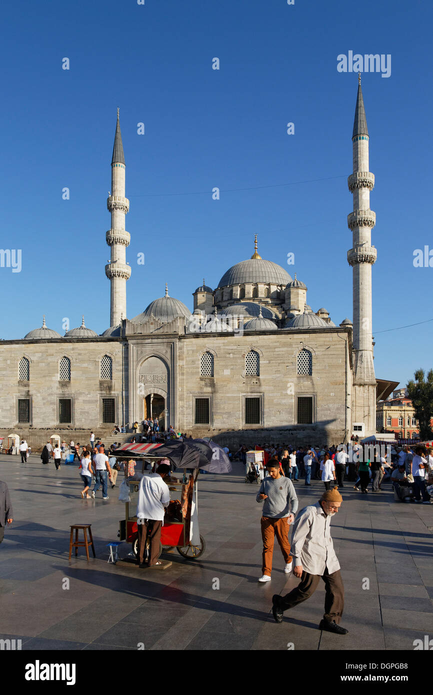 Nuova Moschea, Yeni Cami, Eminönü district, Istanbul, parte europea, Turchia, Europa PublicGround Foto Stock