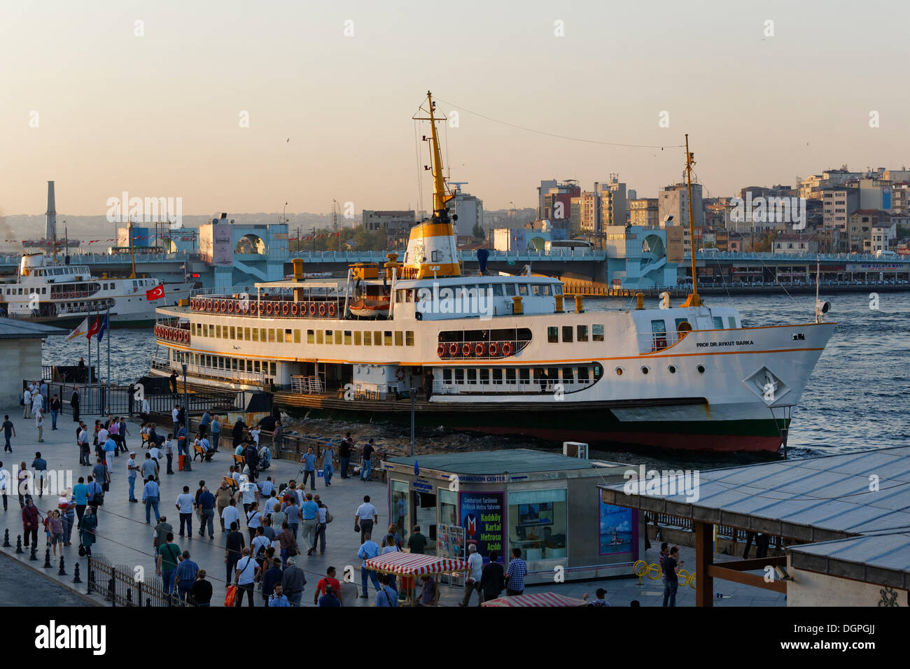 Traghetto, Eminönü al porto dei traghetti, Golden Horn, Istanbul, parte europea, Turchia, Europa PublicGround Foto Stock