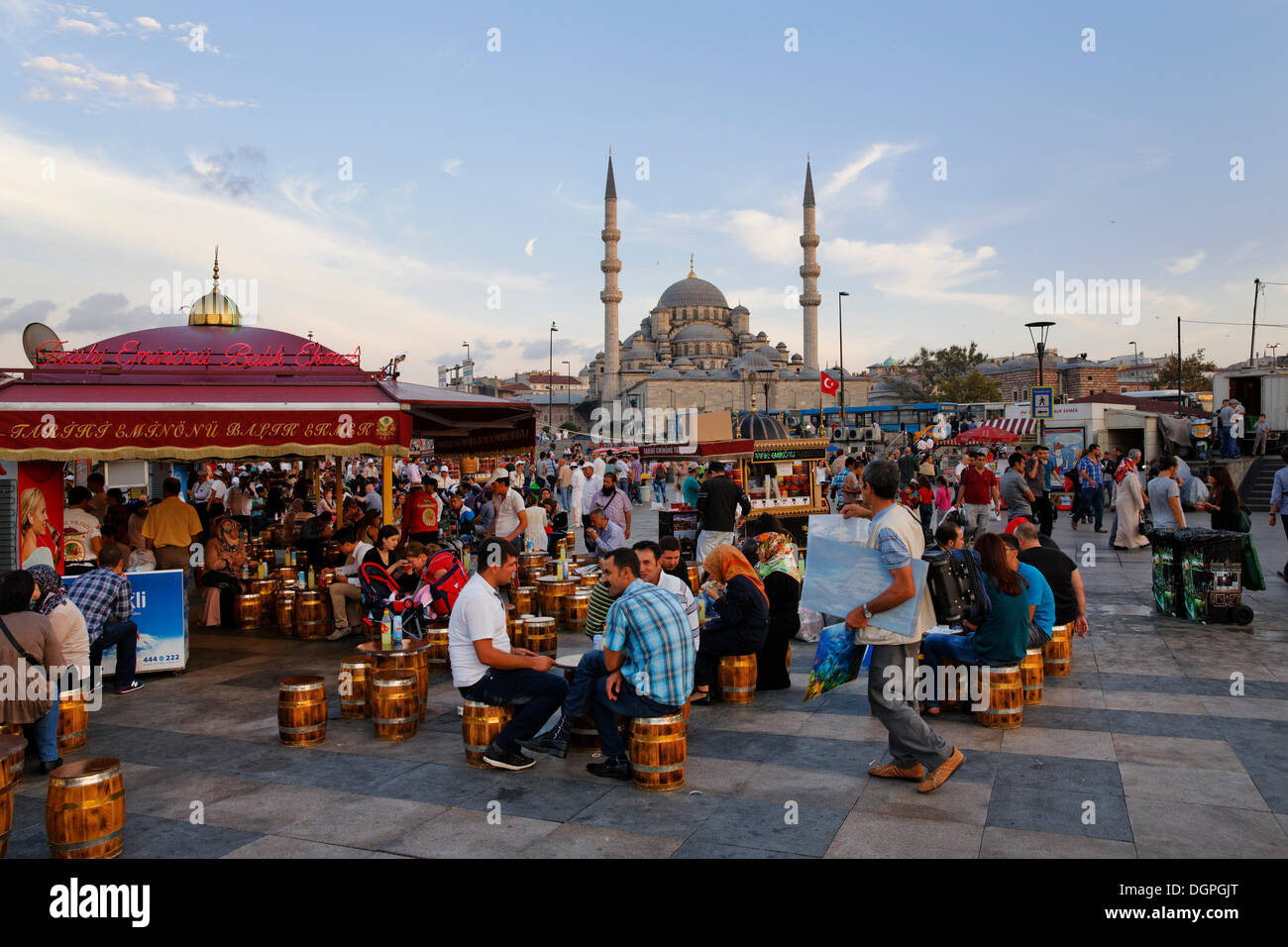 Bancarelle che offrono pesce panini o Balik Ekmek, Nuova Moschea, Yeni Cami, Eminoenue district, Istanbul, parte europea, Turchia Foto Stock