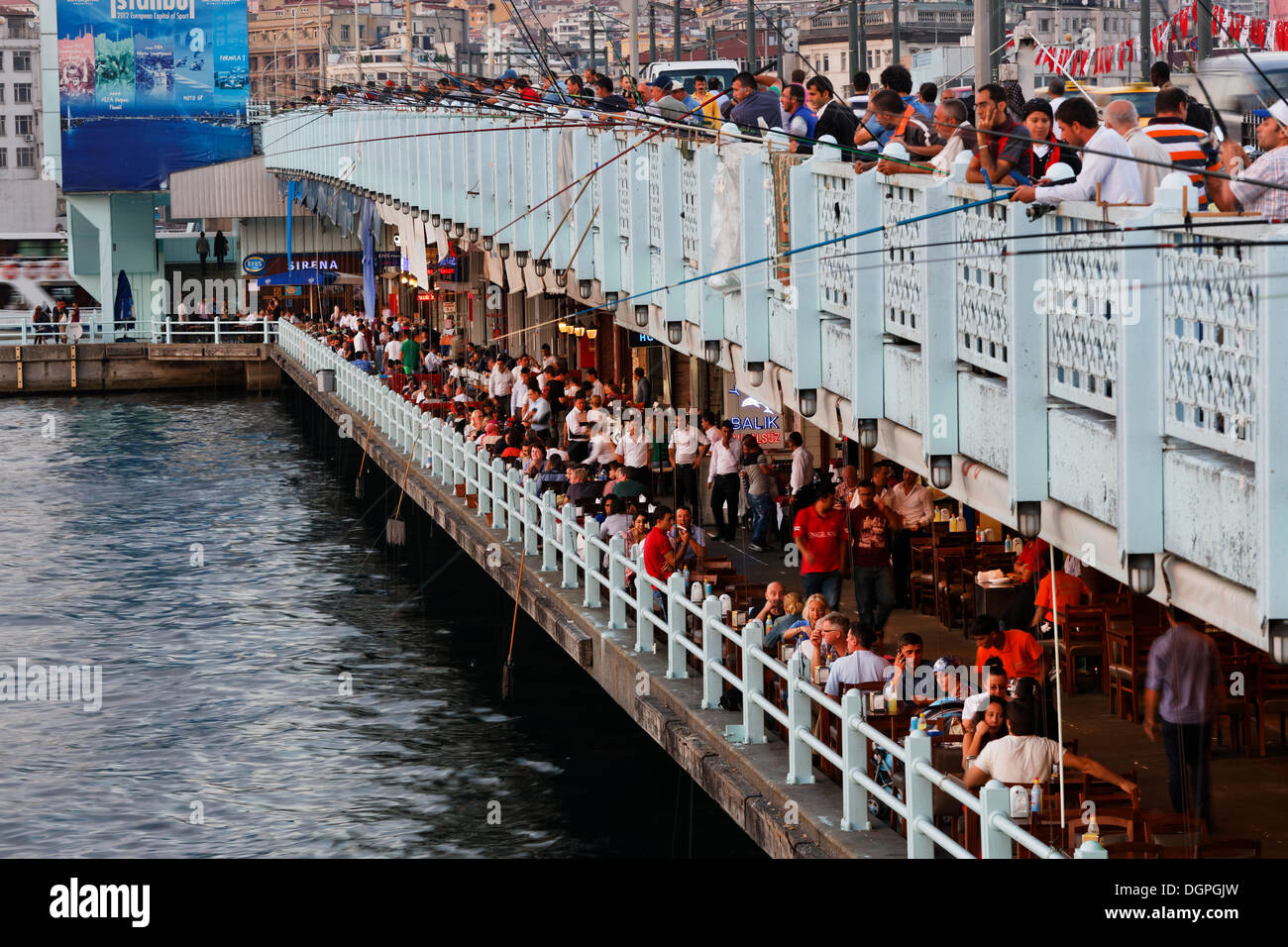 I pescatori e i ristoranti sul Ponte di Galata, Golden Horn, Istanbul, parte europea, Turchia, Europa PublicGround Foto Stock